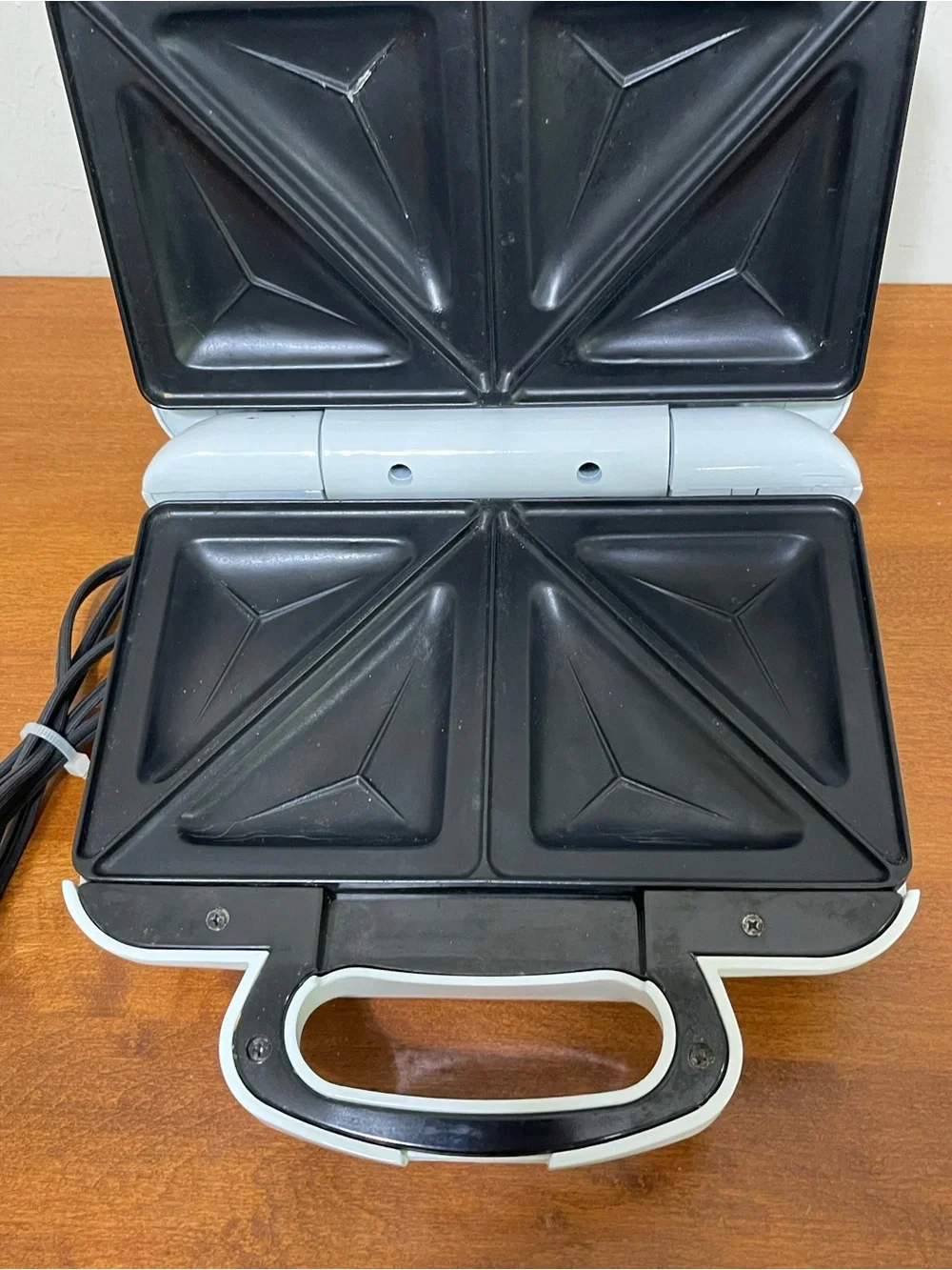Toastmaster Snackster Model TSM2 Snack & Sandwich Maker 640 Watts White Travel